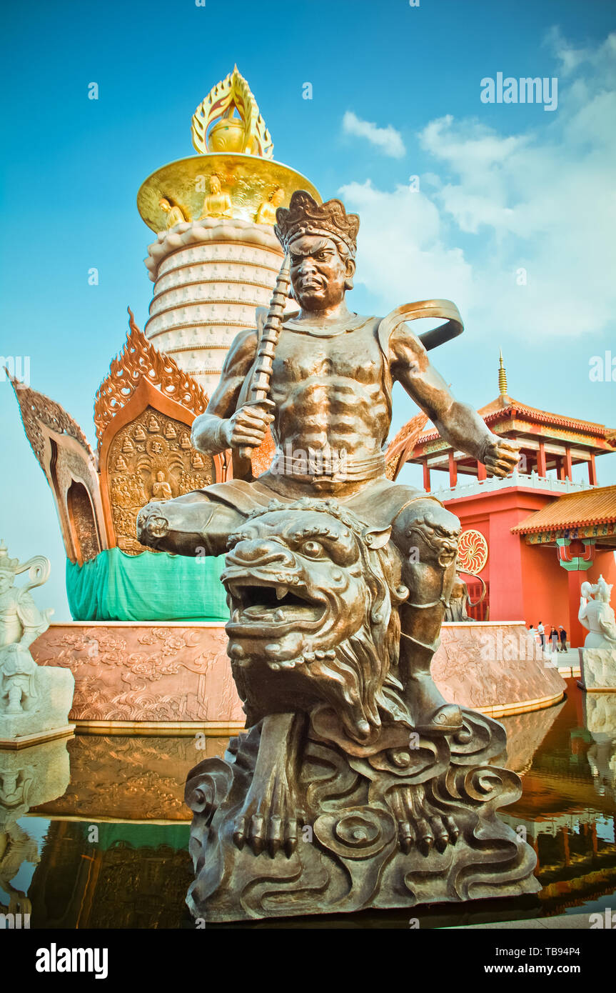Baolian tempio, situato ai piedi della montagna di Pantao nella parte orientale della città di Xuzhou, provincia dello Jiangsu, fu costruita nel nord e sud dinastie. Fu ricostruita nel 2009. Essa è stata completata nel mese di settembre 27, 10. " Otto templi, due padiglioni, un cortile. " , Con un'area di 16.400 metri quadrati. Il tesoro più grande hall in Cina, il grado più alto di Buddha Padiglione, la più grande coperta di rame forgiato statua del Buddha e così via. Foto Stock