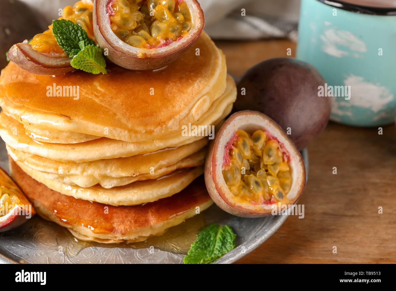 Gustosi pancake con il frutto della passione su tavola Foto Stock