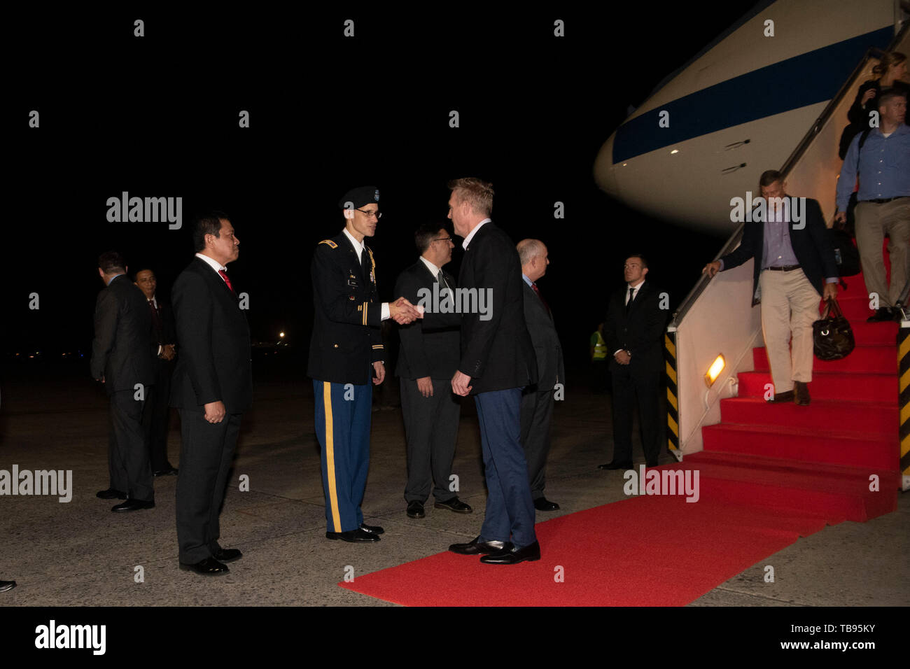 Stati Uniti Deliberando il Segretario della Difesa Patrick M. Shanahan arriva a Jakarta, Indonesia, 29 maggio 2019. (DoD foto di Lisa Ferdinando) Foto Stock
