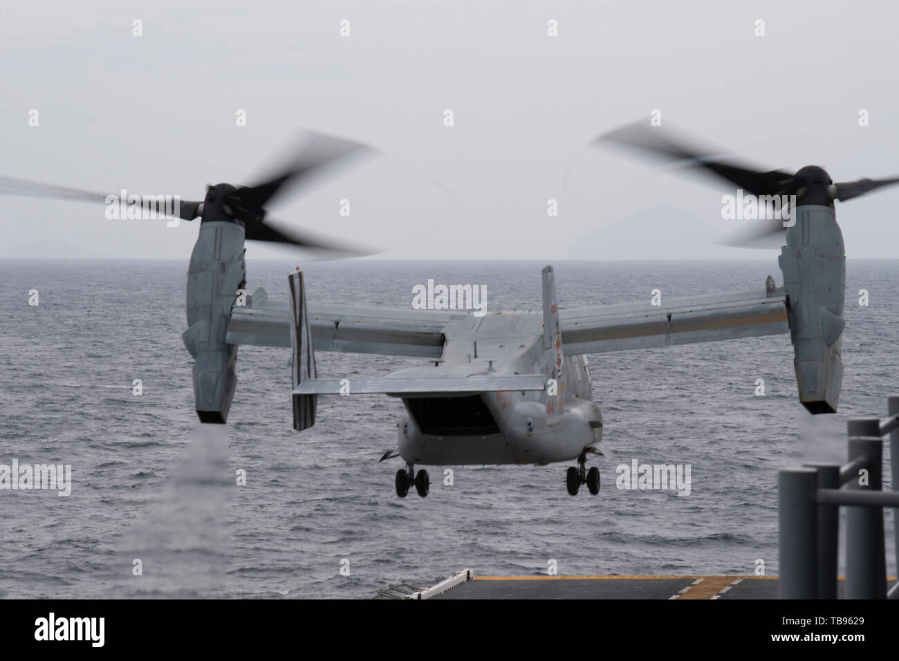 190529-N-BK435-0026 Mare delle Filippine (29 maggio 2019) - Una MV-22 Osprey, assegnato a mezzo marino Tiltrotor Squadron (VMM) 268, decolla dal ponte di volo di assalto anfibio nave USS Wasp (LHD 1). Vespa è in corso conducendo le operazioni di routine come una parte della Vespa Anfibia Gruppo pronto (ARG) nel Mare delle Filippine. (U.S. Foto di Marina di Massa lo specialista di comunicazione 1a classe Jeremy Starr) Foto Stock