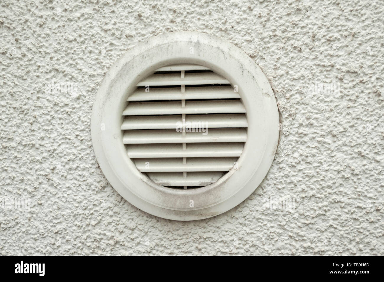 Ventilazione di plastica presa su un muro di casa con fessure per l'aria e  lo sporco Foto stock - Alamy