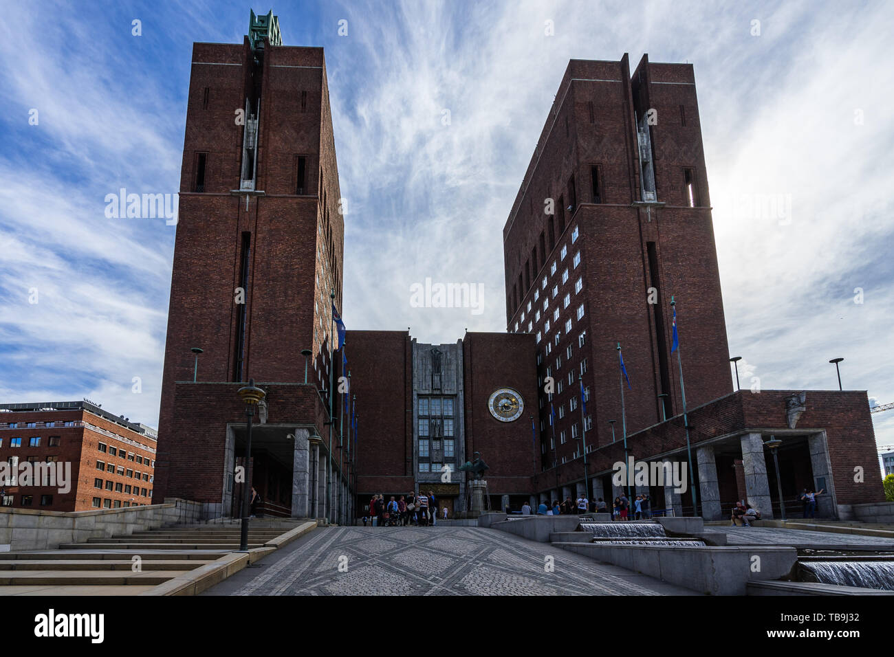 Due imponenti torri costruite dai mattoni rossi che circonda l'ingresso principale del Municipio di Oslo (Radhus). Oslo, Norvegia, Agosto 2018 Foto Stock