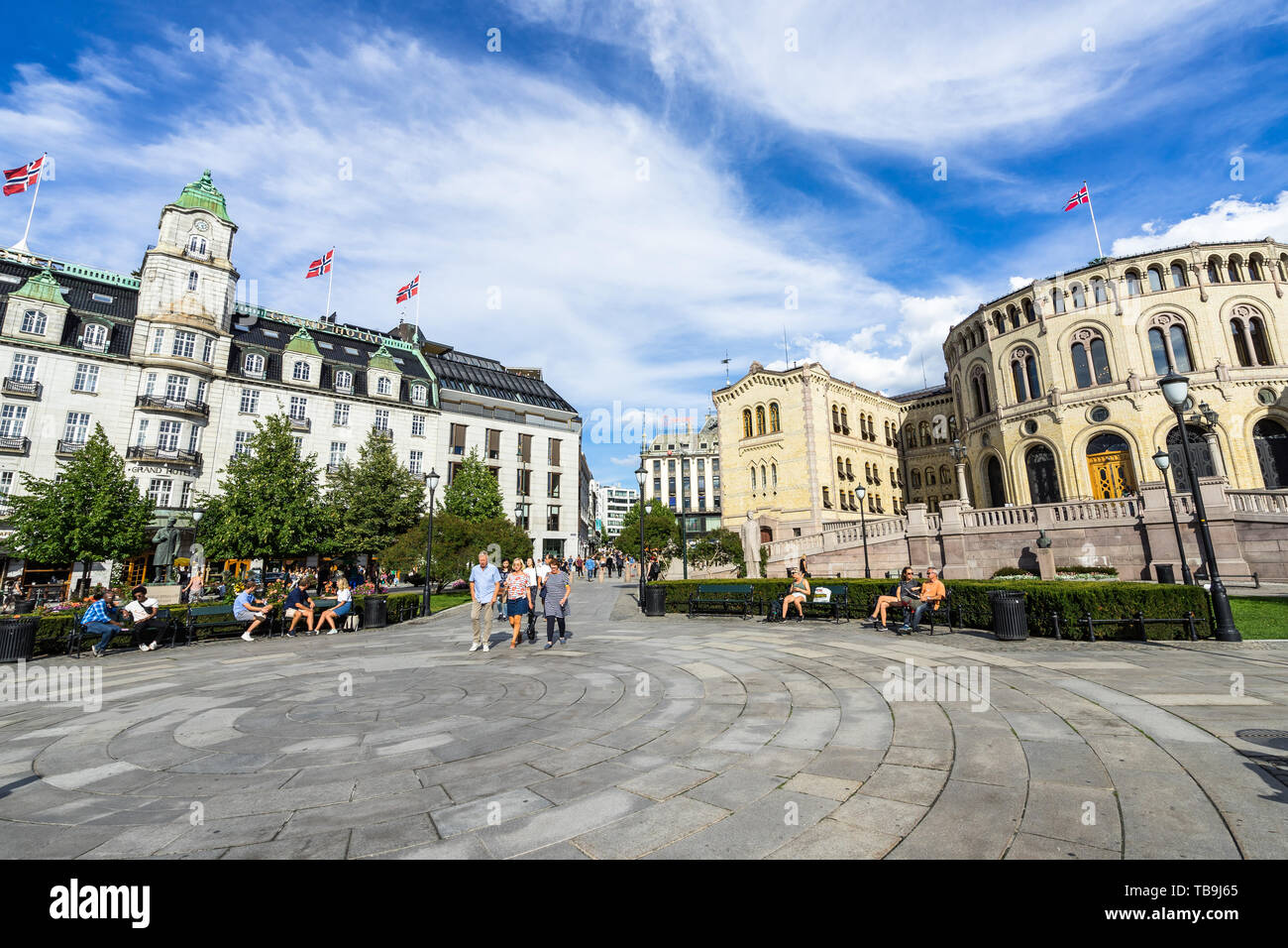 Turisti e residenti godendo di estate vicino Oslo Grand Hotel e il Parlamento norvegese (Stortinget). Oslo, Norvegia, Agosto 2018 Foto Stock