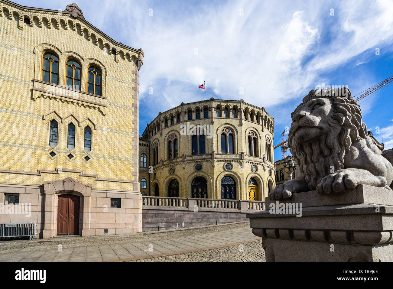 I Lions statua al di fuori del parlamento norvegese edificio (Stortinget), Oslo, Norvegia Foto Stock