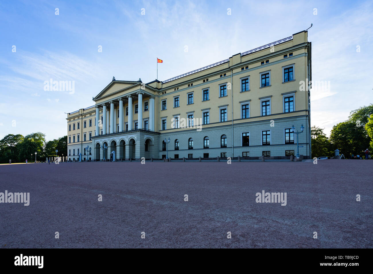 Ampio angolo di visione di Oslo Royal Palace (Slottet) facciata, la residenza ufficiale del Re di Norvegia Foto Stock