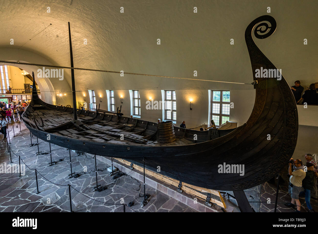 I visitatori a Oslo il Museo delle Navi Vichinghe ammirando uno dei migliori del mondo conserve di viking ship, Norvegia Foto Stock