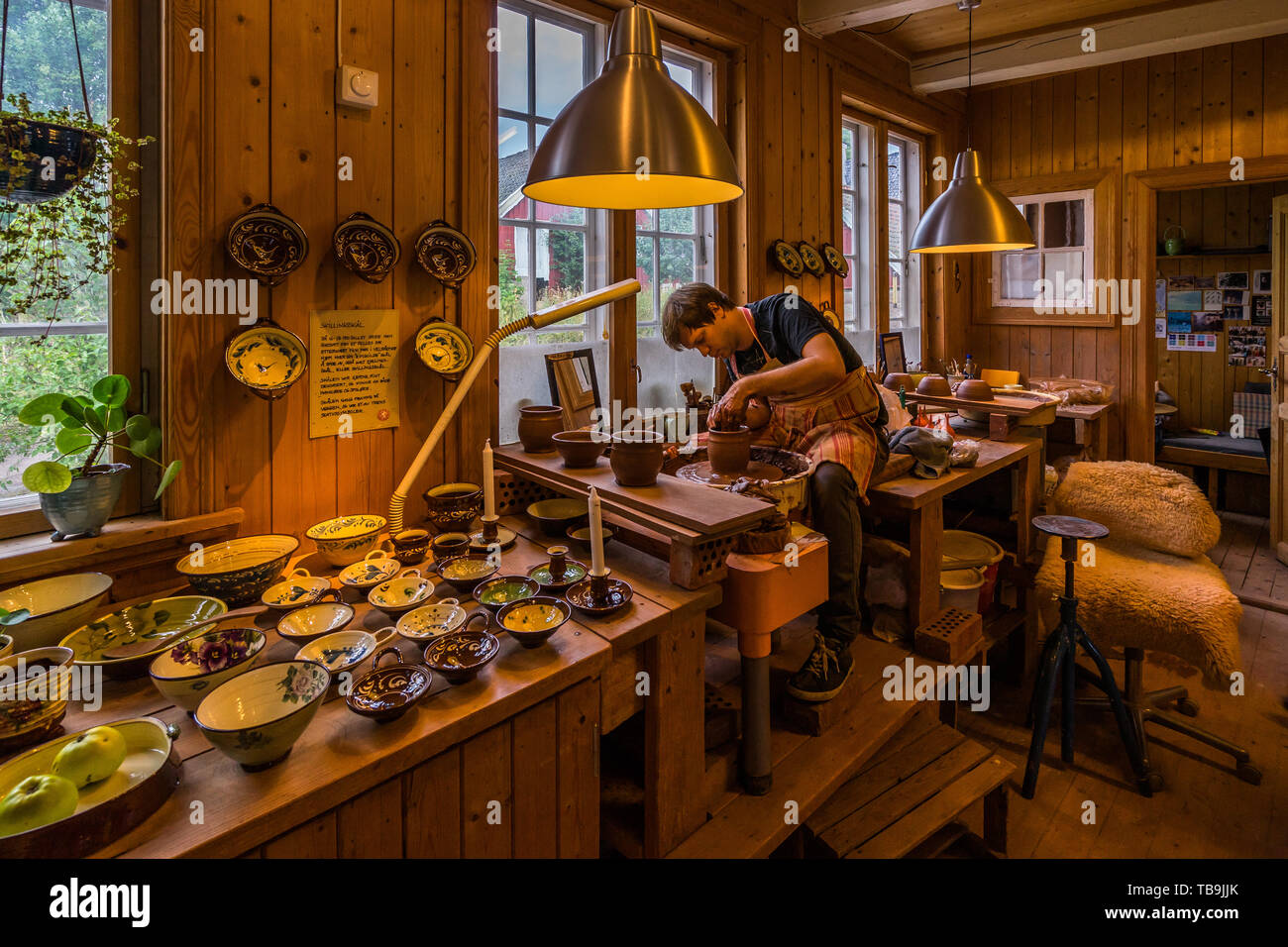 Dimostrazione della lavorazione ceramica a Norsk Folkemuseum (Norvegese Museo di storia culturale). Oslo, Norvegia, Agosto 2018 Foto Stock