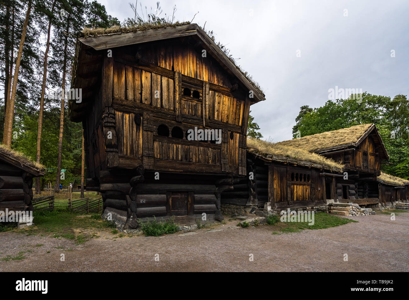 Vecchio tipiche case norvegesi a Norsk Folkemuseum, uno dei più famosi musei di Oslo, Norvegia Foto Stock