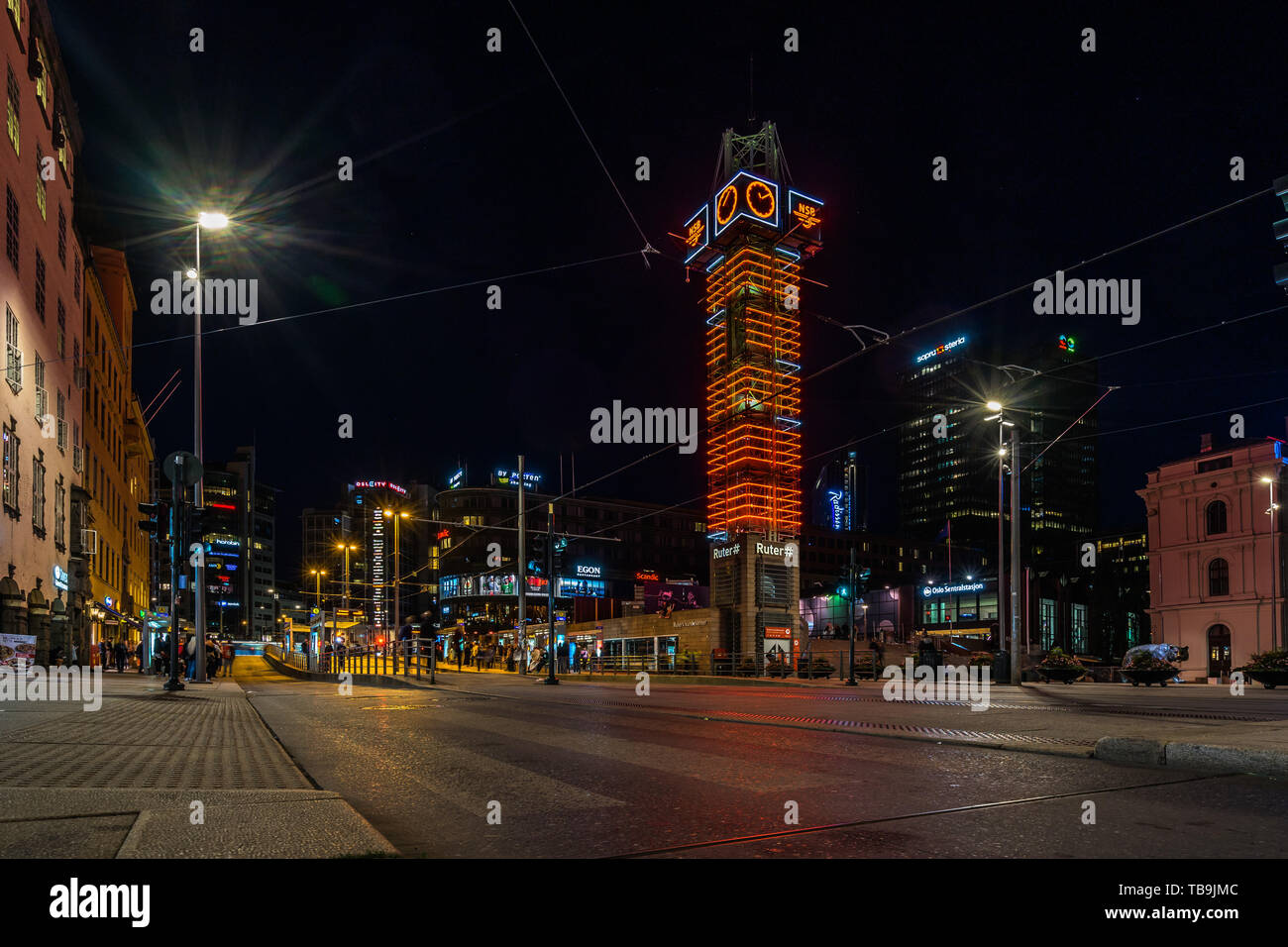 Vista notturna di Piazza Jernbanetorget nella parte anteriore della stazione centrale di Oslo si trova con gli illuminati Trafikanten Torre. Oslo, Norvegia, Agosto 2018 Foto Stock