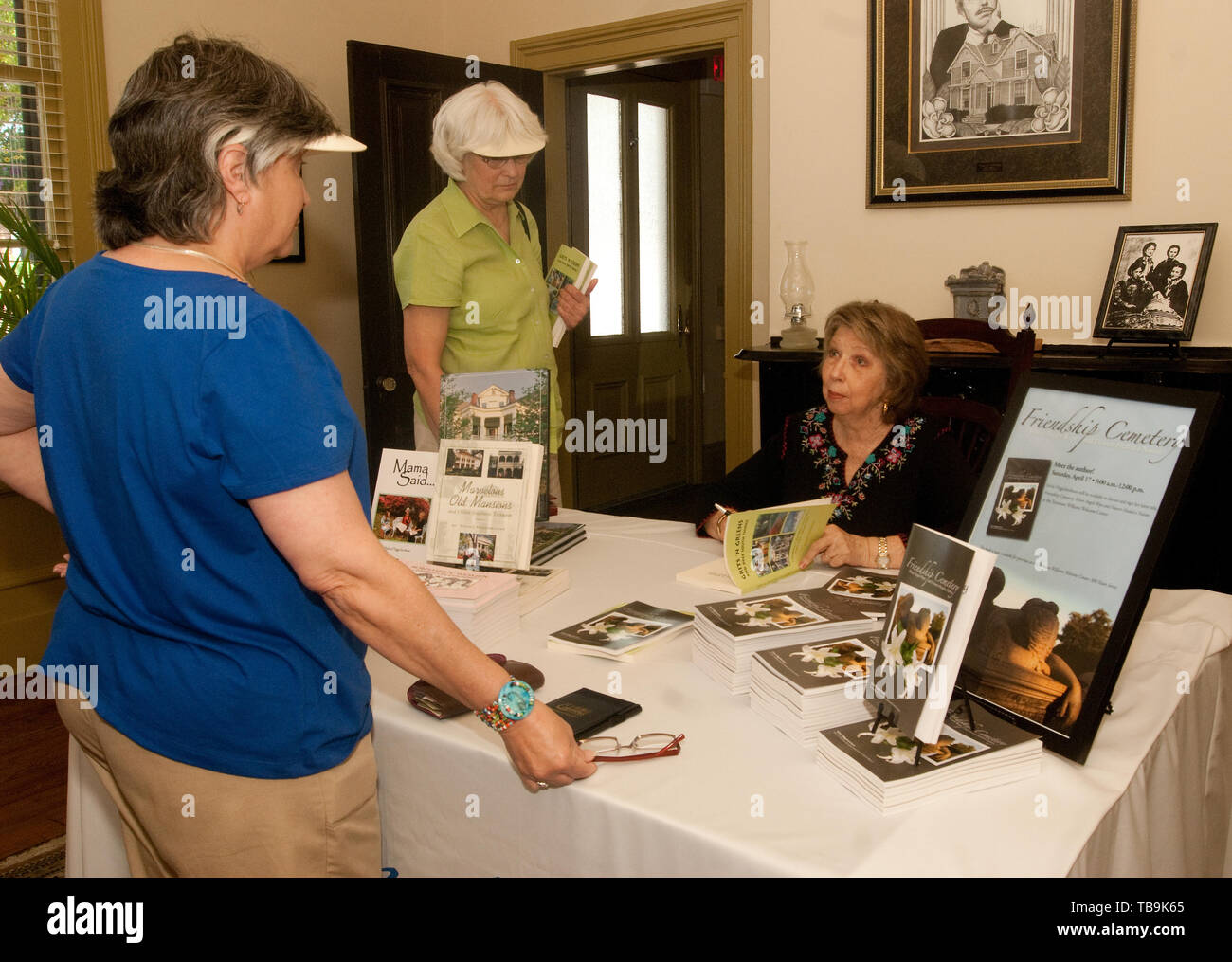 La Mississippi autore Sylvia Higginbotham (destra) segni il suo libro "grits 'n verdi e profondo Sud cose' per gli appassionati durante un libro firma. Foto Stock