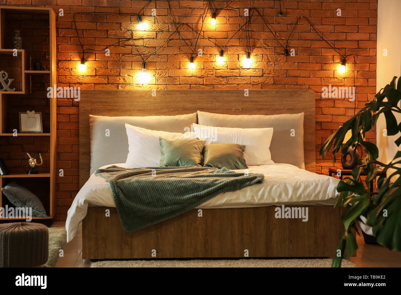 Il letto era grande e comodo in eleganti interni della camera Foto Stock