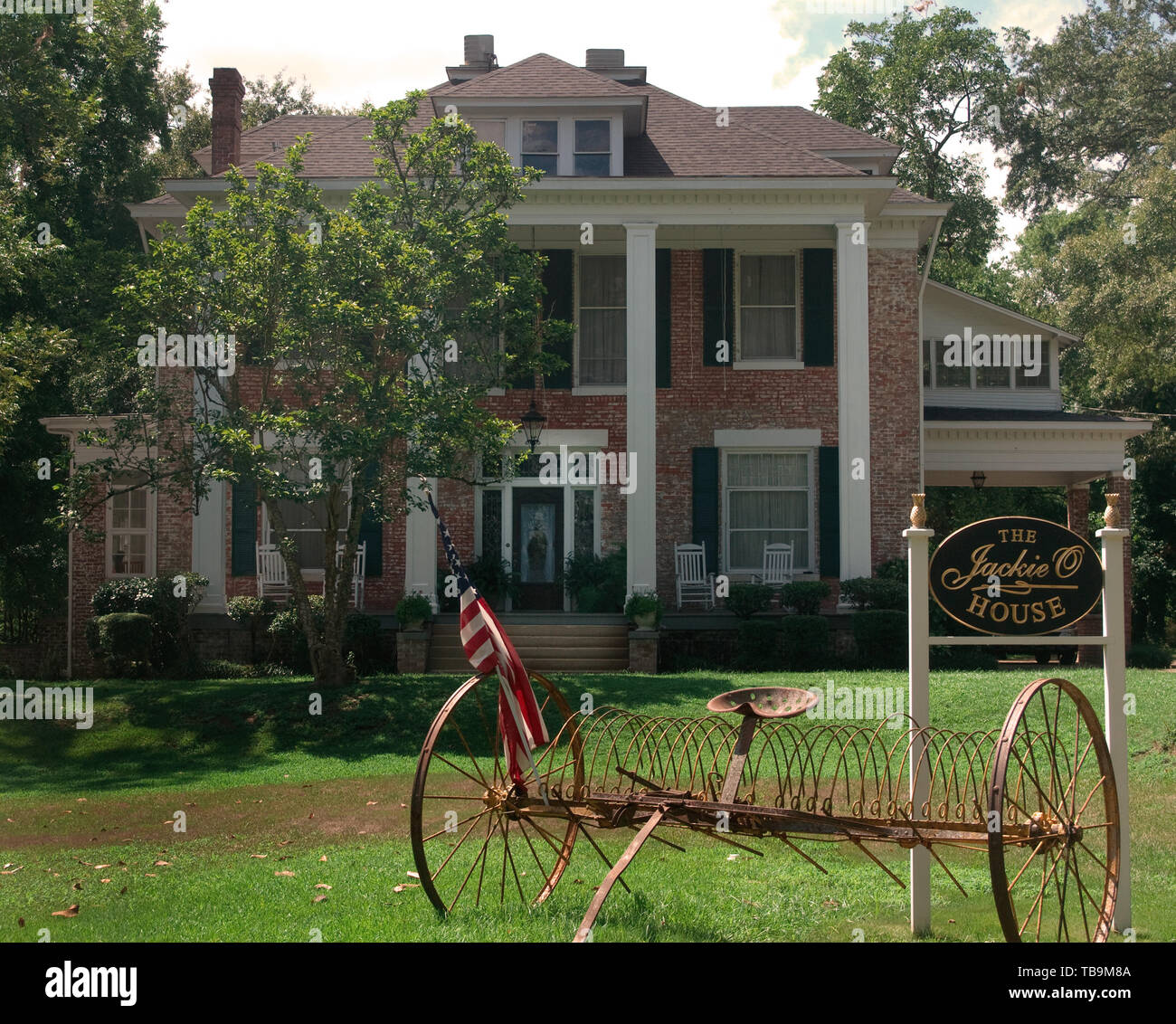 Un antico aratro si siede di fronte al Jackie O casa in Columbus, Mississippi. La casa, costruita nel 1907, ora serve come un bed and breakfast. Foto Stock