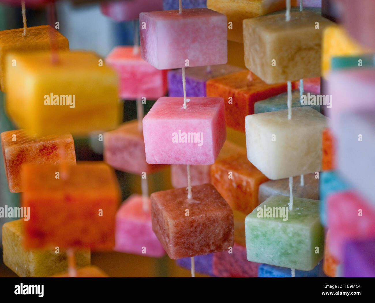 Candele colorate vengono visualizzati in corrispondenza Hollyhocks in Columbus, Mississippi, Agosto 16, 2010. Il negozio vende candele e altri regali per tutte le occasioni. Foto Stock