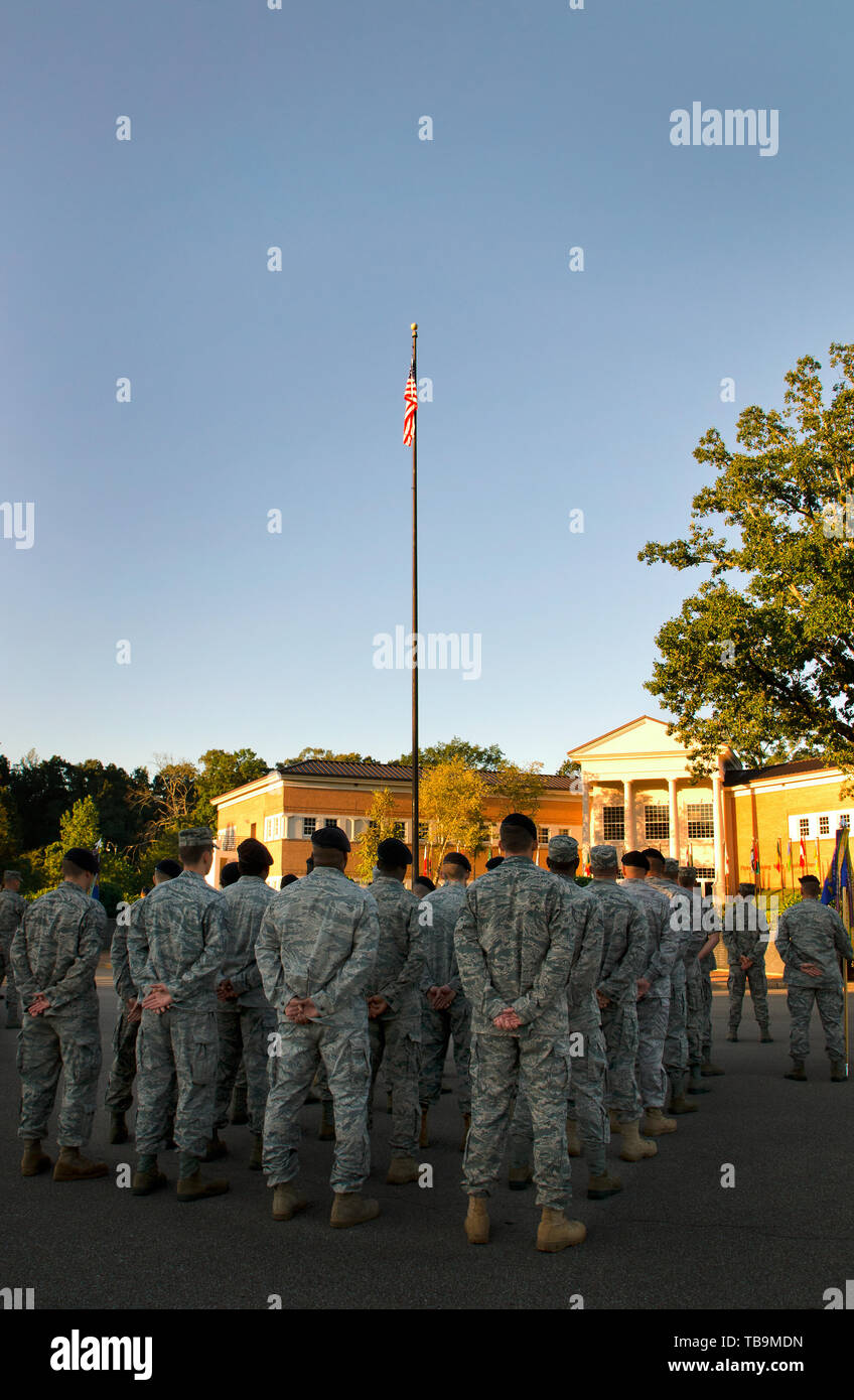 Membri del Columbus Aria forza Base xiv Flying ala formazione stand in formazione durante il mattino sveglia in Columbus, Mississippi. Foto Stock