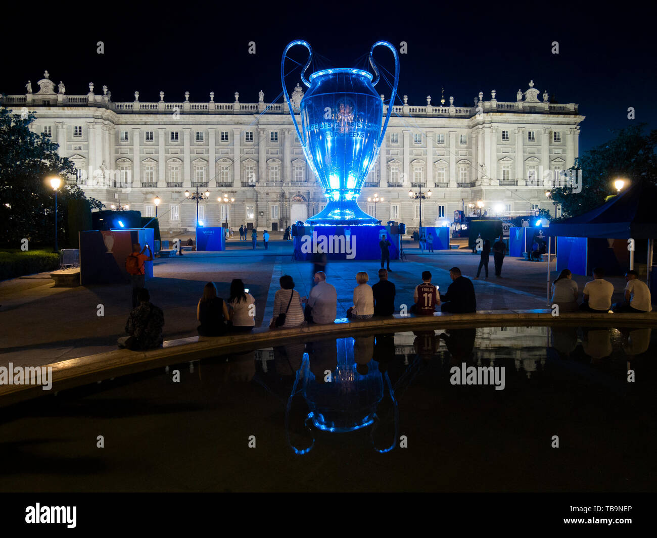 La Copa de Europa (Champions League) hinchable frente al Palacio Real de Madrid. España Foto Stock