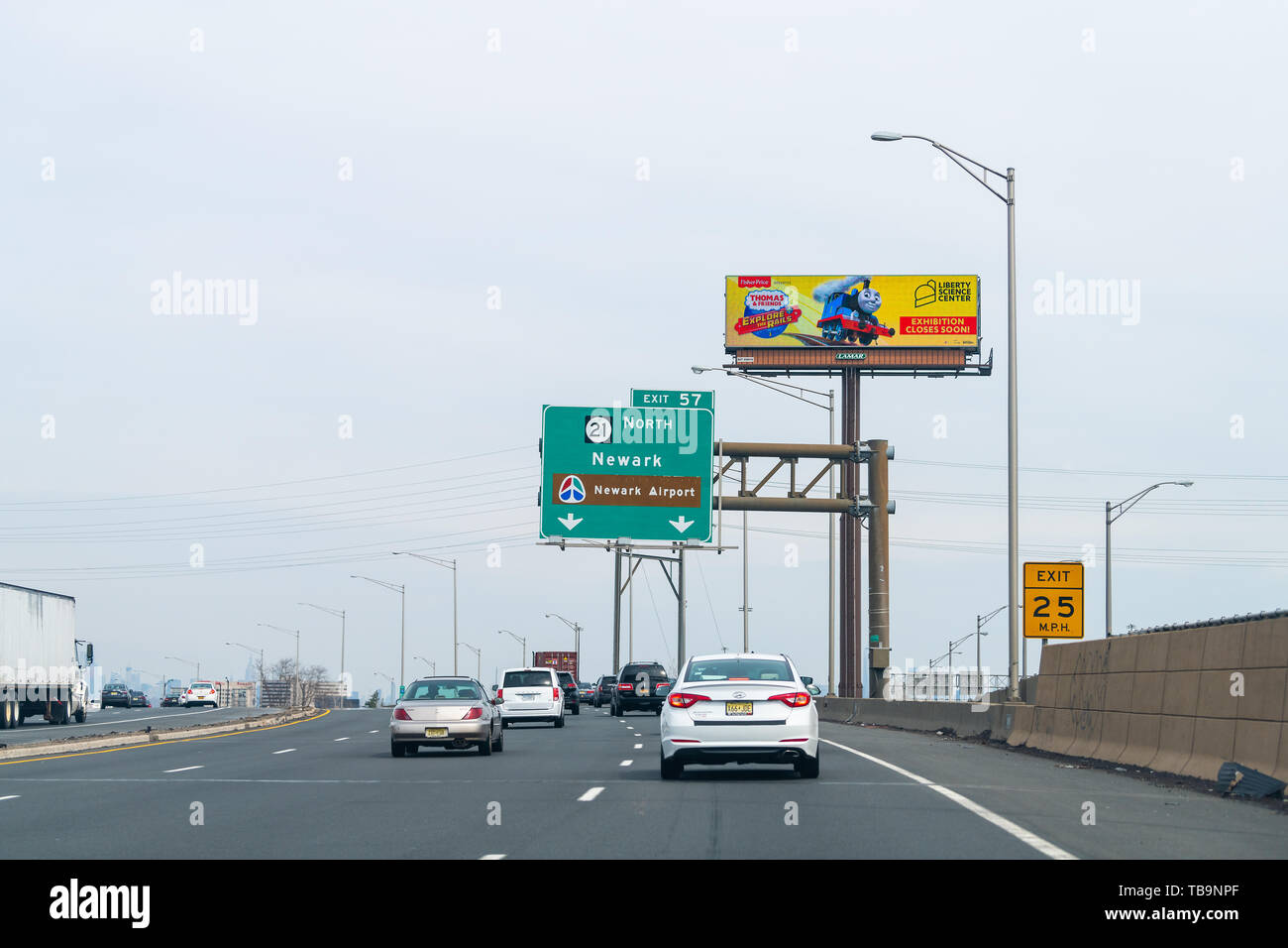 Newark, Stati Uniti d'America - Aprile 6, 2018: uscita segno sulla Highway 78 est nel New Jersey per Airport e auto sulla strada Foto Stock