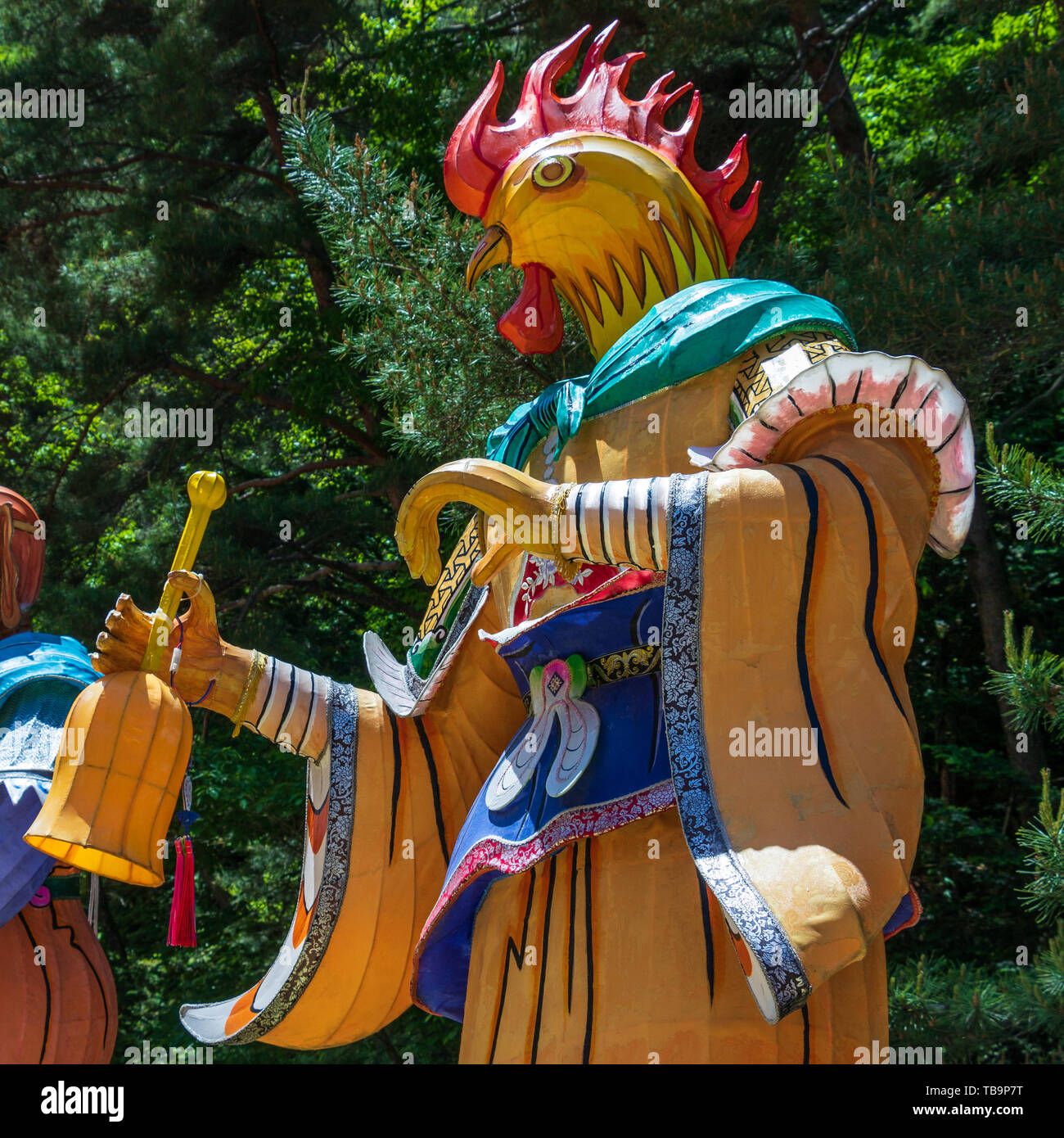 Segno zodiacale: Gallo statua. Lanterna di carta del segno zodiacale in un tempio buddista in Corea del Sud. Guinsa, Danyang Regione, Corea del Sud, Asia. Foto Stock