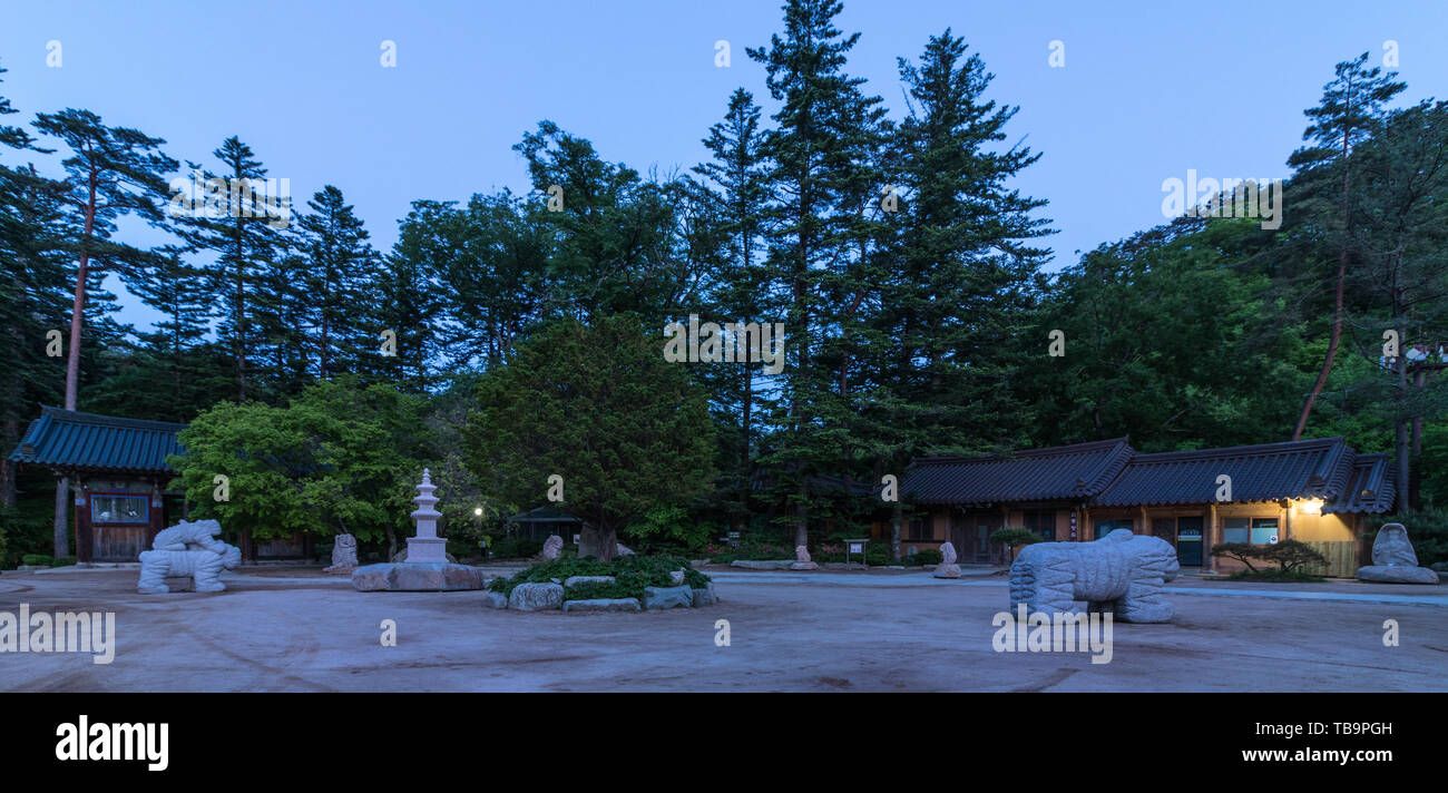 Gli edifici e il paesaggio interno coreano tempio Buddista Woljeongsa complessi. Pyeongchang County, Gangwon Provincia, Corea del Sud, Asia. Foto Stock