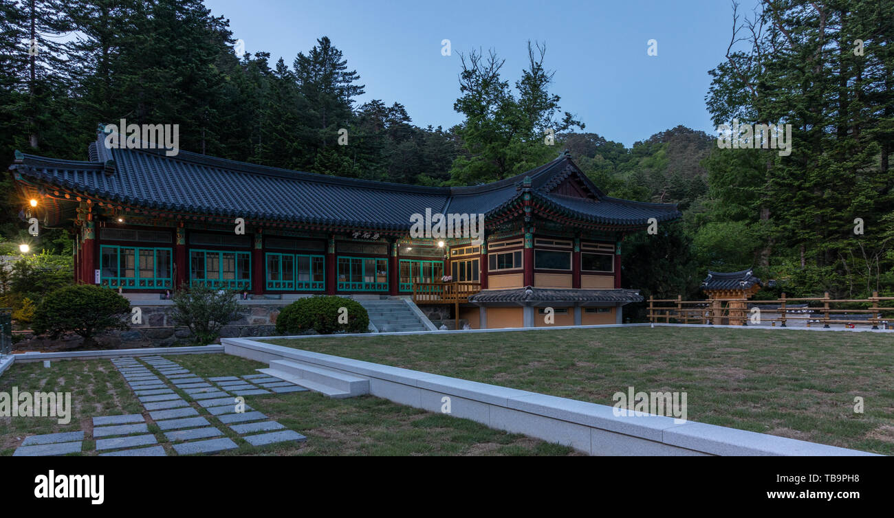 Panorama di edifici all'interno del buddista coreana Woljeongsa tempio complesso. Pyeongchang County, Gangwon Provincia, Corea del Sud, Asia. Foto Stock