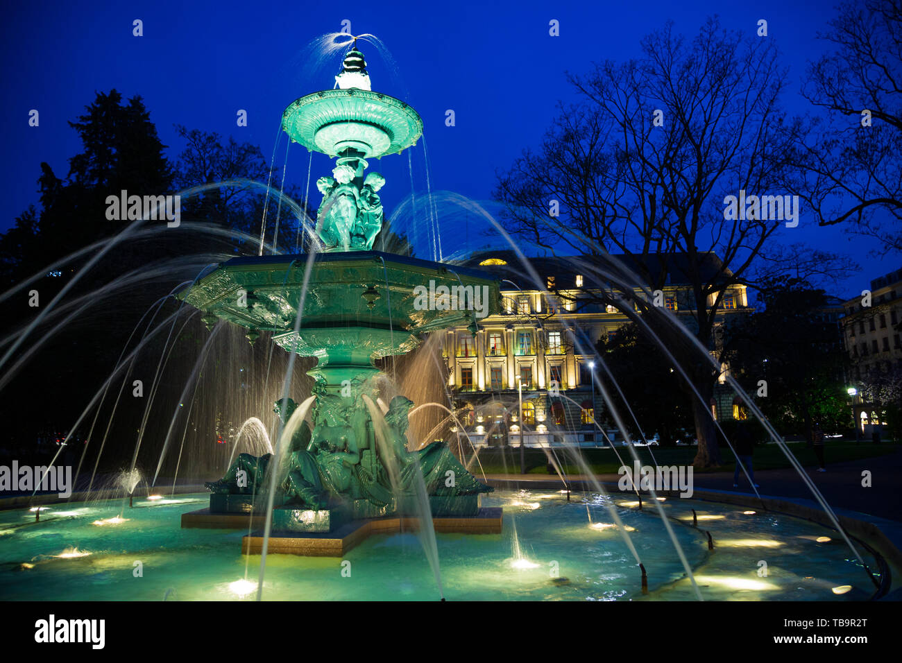 Parco ornamentali fontana di notte nella Città di Ginevra Foto Stock