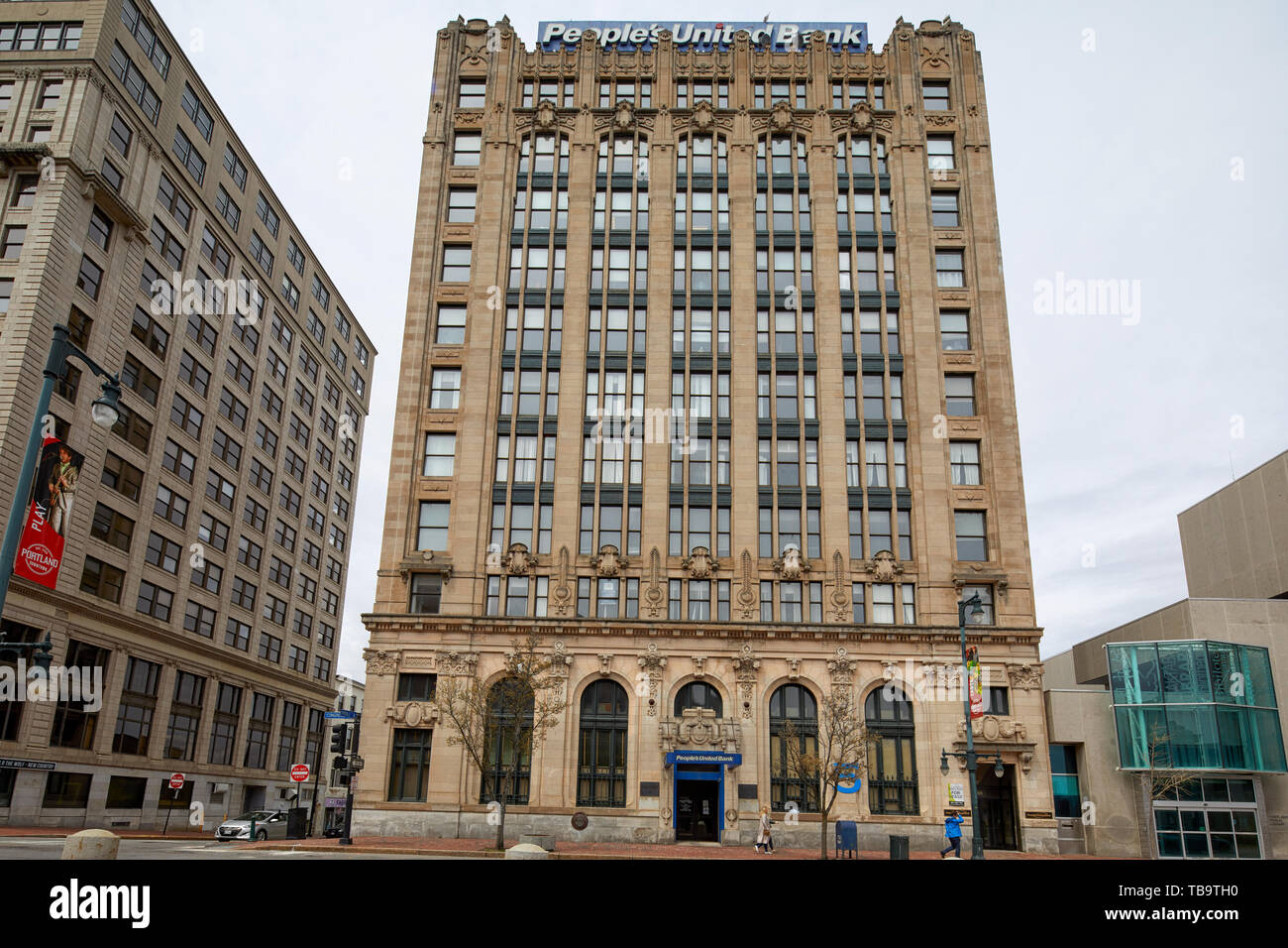 Persone di United Bank su 467 Congress Street in Porland Maine, Stati Uniti d'America Foto Stock