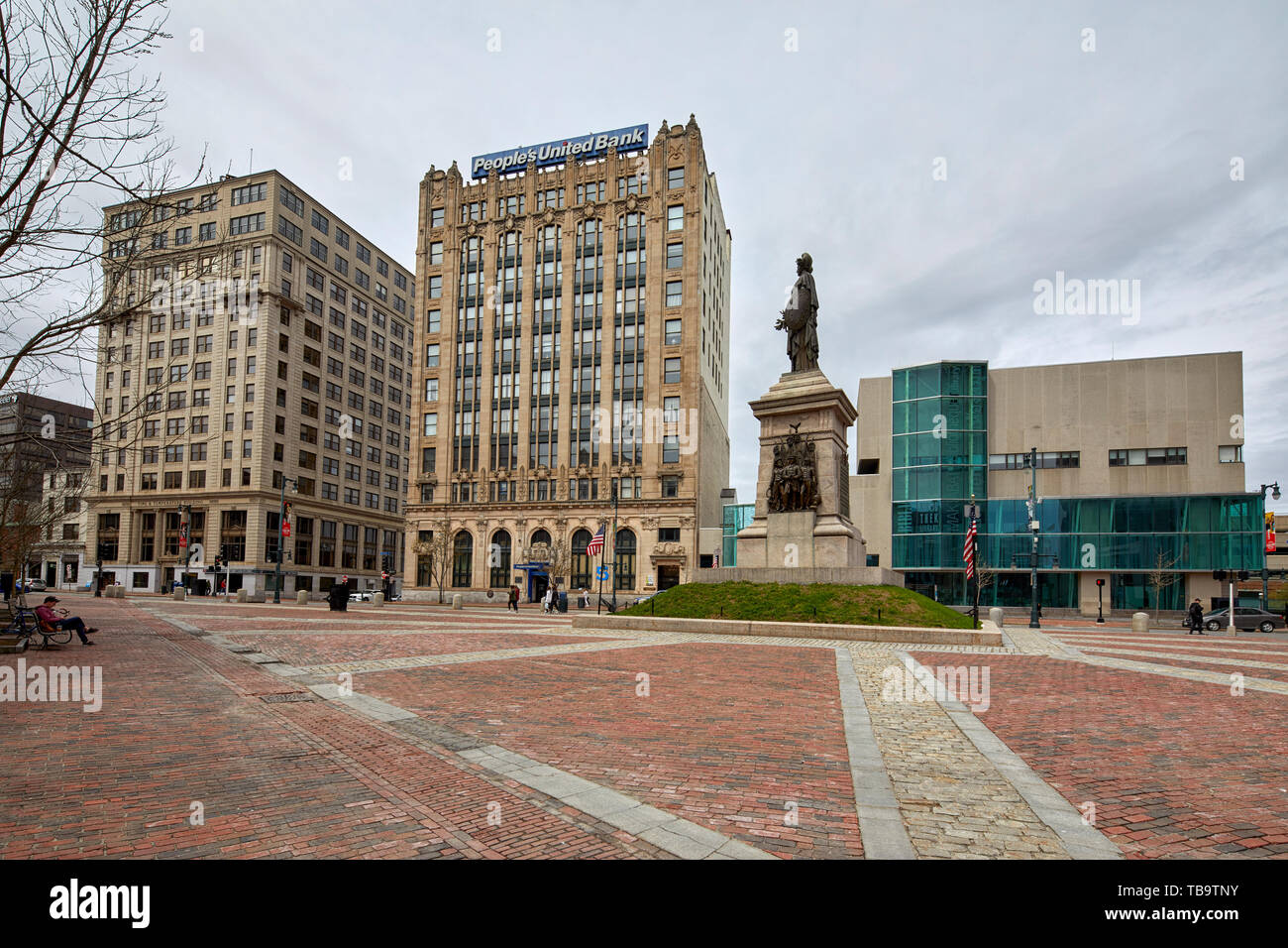 Il tempo e la temperatura edificio e popolare di United Bank e il monumento dei marinai di Franklin Simmons in piazza Monumento a Portland Maine USA, Regno Foto Stock