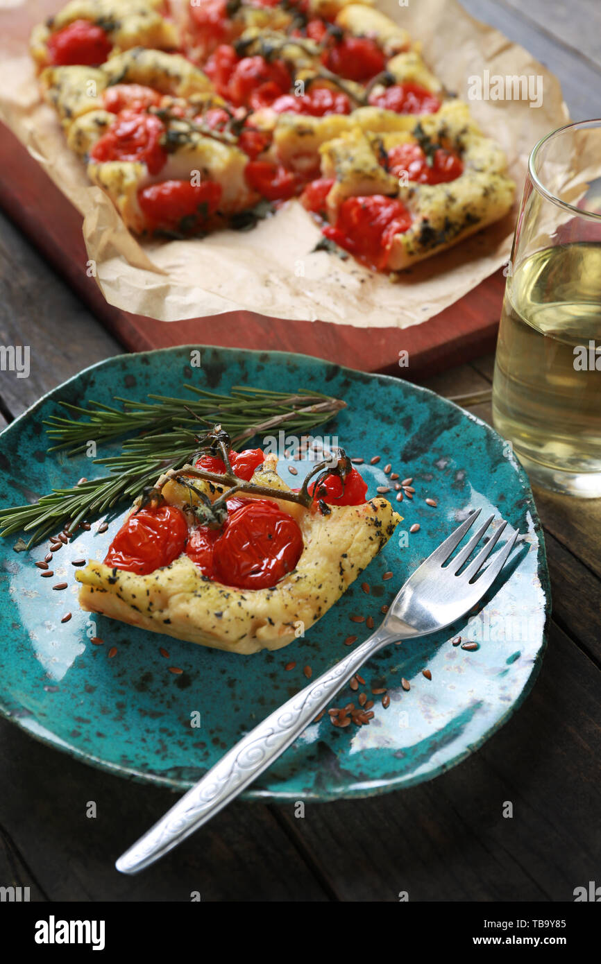 Piastra con gustosa focaccia italiana sul tavolo Foto Stock