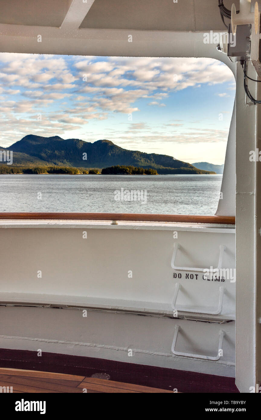 Scala metallica a pioli su una nave da crociera con il ponte di parole "Non salire', e la vista del paesaggio di montagna in background, all'interno del passaggio, vicino a Ketchikan, Alaska. Foto Stock