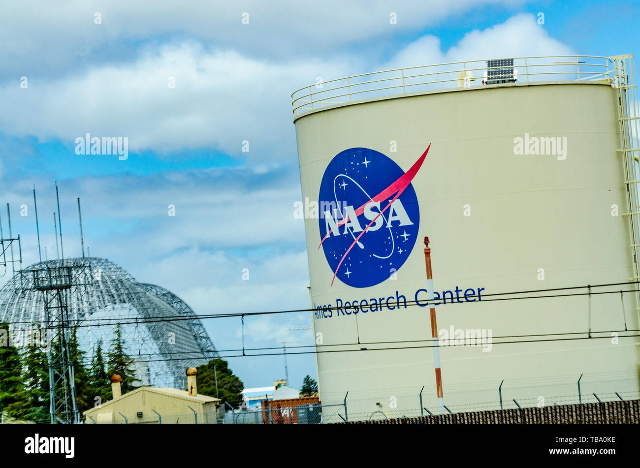 Il logo della Nasa su un serbatoio di stoccaggio e il dirigibile hangar in restauro a Moffett Field nella Silicon Valley della California ora di proprietà di Google Foto Stock