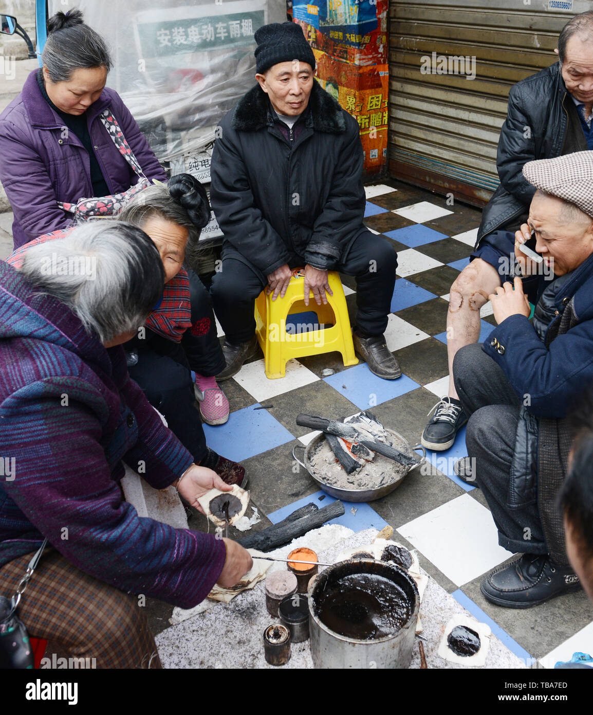 Cinese anziani seduti insieme per le strade di Kaili, Guizhou, Cina. Foto Stock