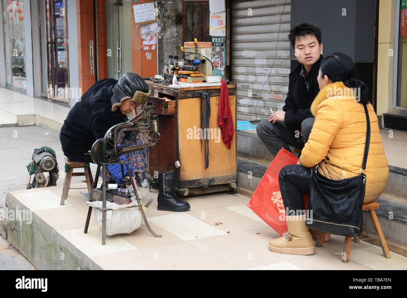 Calzatura fornitore per la riparazione in Kaili, Cina. Foto Stock