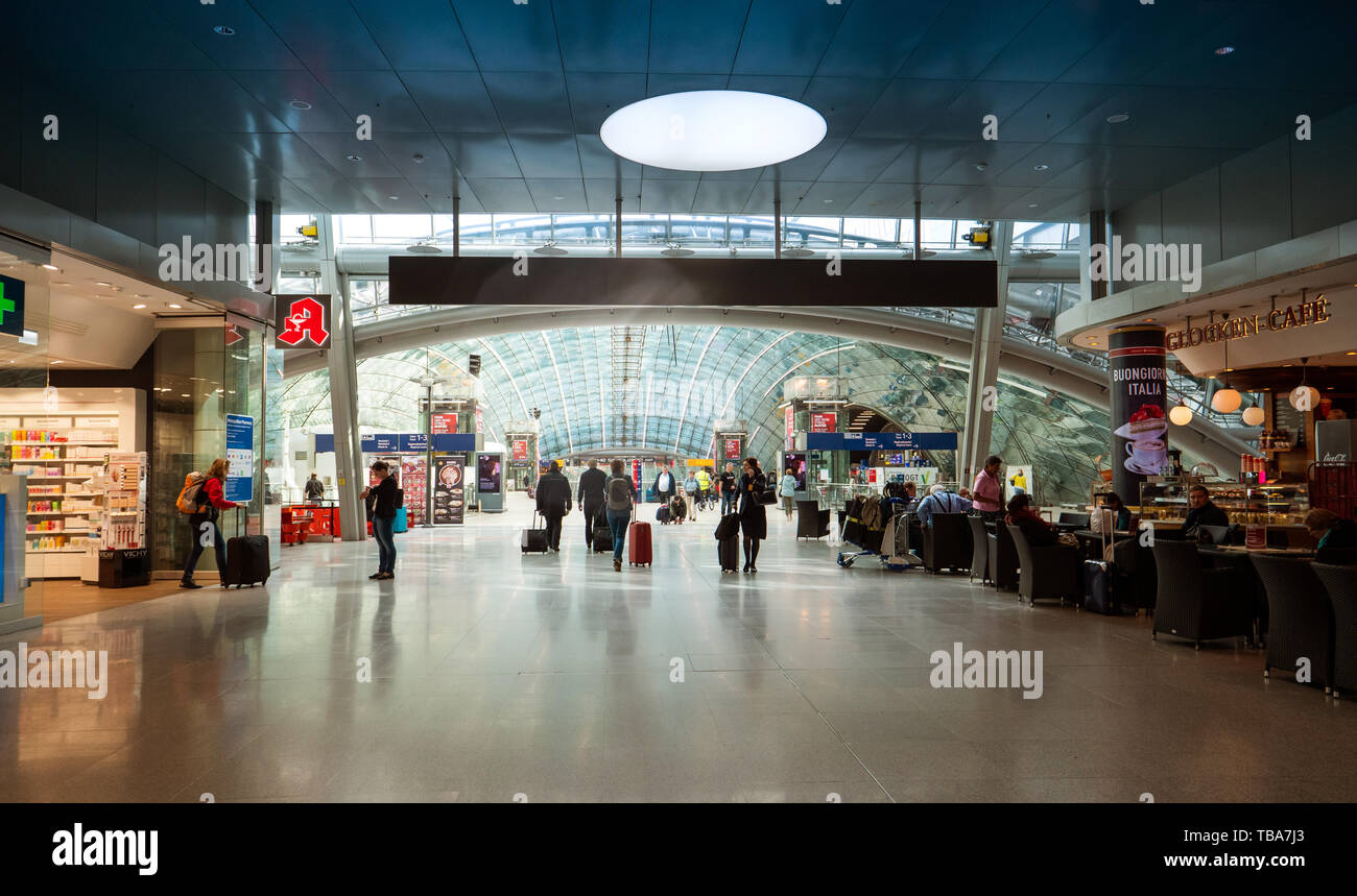 Francoforte, Germania - Apr 29, 2019: Passngers persone i viaggiatori all'interno di Centro AIRail Francoforte grande, l'edificio Squaire sopra l'esistente a lunga distanza stazione ferroviaria Foto Stock