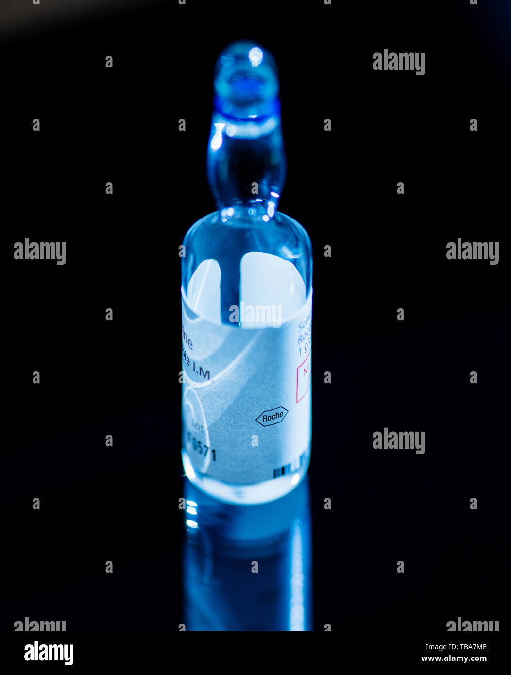 Parigi, Francia - Apr 28, 2019: singola fiala medica con soluzione isolata su sfondo nero con ROCHE F. Hoffmann-La Roche AG è una multinazionale svizzera azienda sanitaria Foto Stock