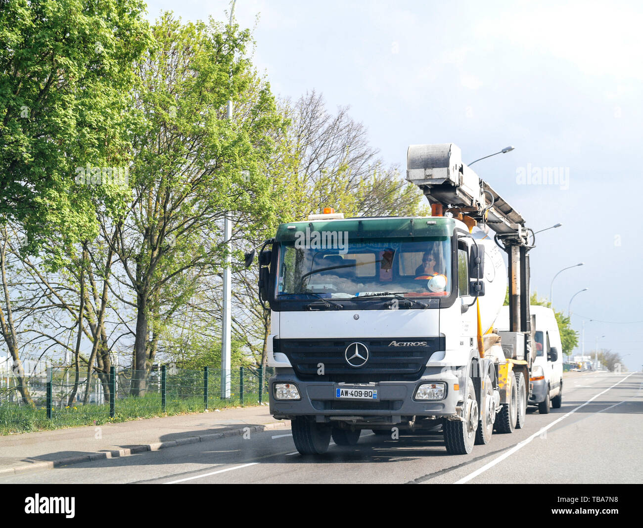 Strasburgo, Francia - 4 Aprile, 2017: nuovo potente Mercedes-Benz Actros betoniera carrello su strada in Francia Foto Stock