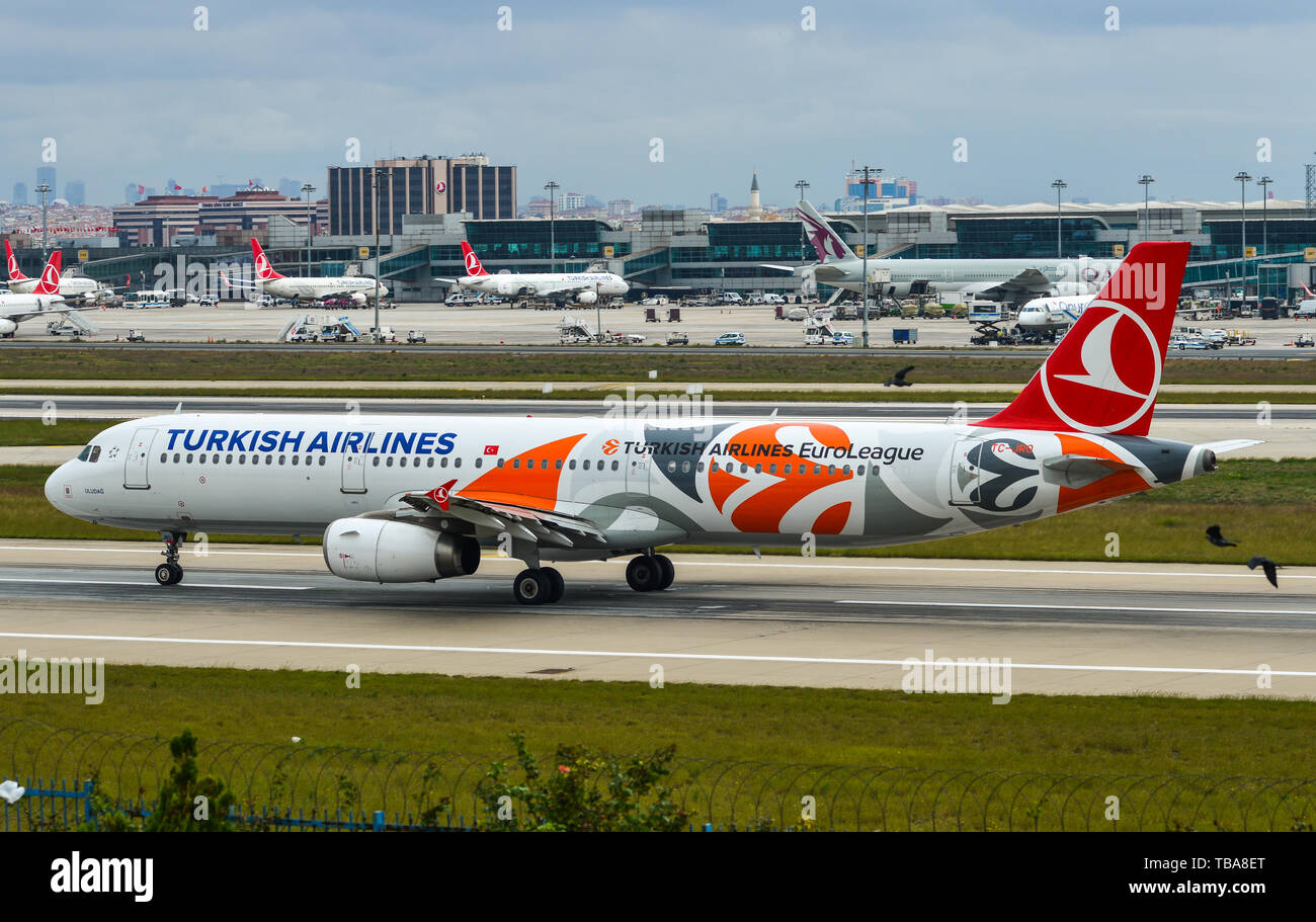 Istanbul, Turchia - 30 Sett 2018. TC-JRO Turkish Airlines Airbus A321 (Eurolega livrea) rullaggio sulla pista di Istanbul Ataturk (IST). Foto Stock