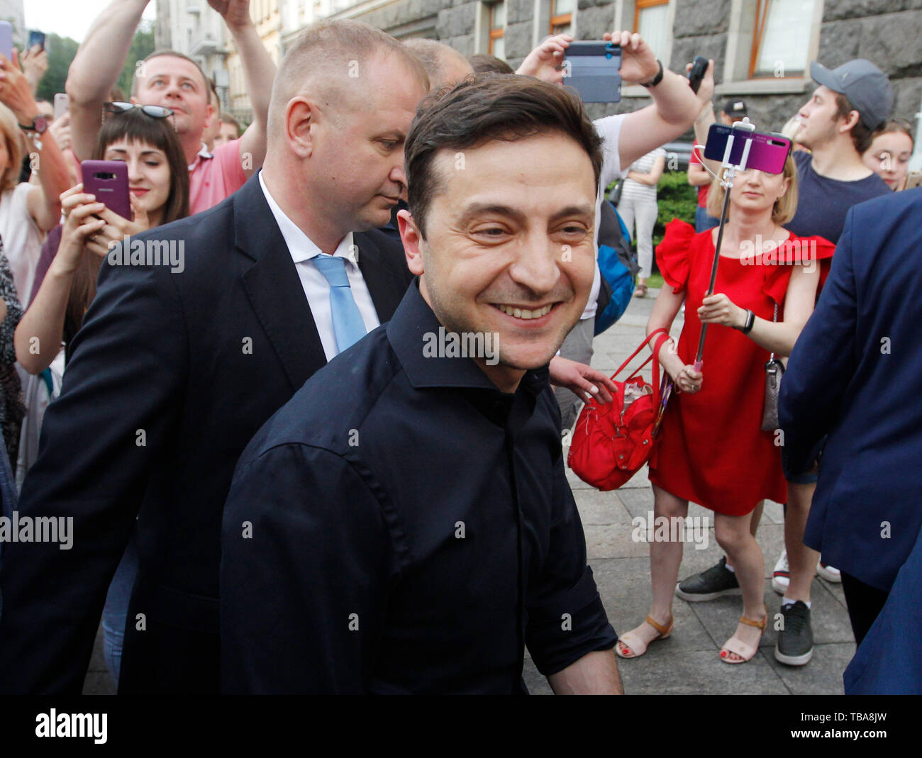 Il presidente ucraino Volodymyr Zelensky (C) lascia a seguito del suo incontro con il francese e il tedesco ministri degli Esteri, al di fuori dell'ufficio presidenziale a Kiev in Ucraina. La riunione è stata circa la situazione in Ucraina orientale e di esprimere la Germania e la Francia che deve sostenere il Presidente ucraino. Foto Stock