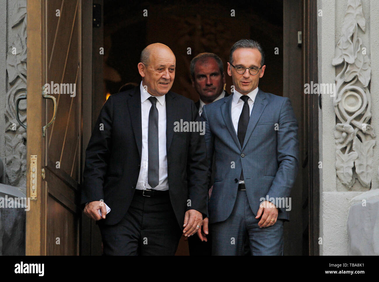 Il Ministro degli esteri francese Jean-Yves Le Drian (L) e il Ministro degli esteri tedesco Heiko Maas (R) lascia a seguito del loro incontro con il presidente ucraino Zelensky al di fuori dell'ufficio presidenziale a Kiev in Ucraina. La riunione è stata circa la situazione in Ucraina orientale e di esprimere la Germania e la Francia che deve sostenere il Presidente ucraino. Foto Stock