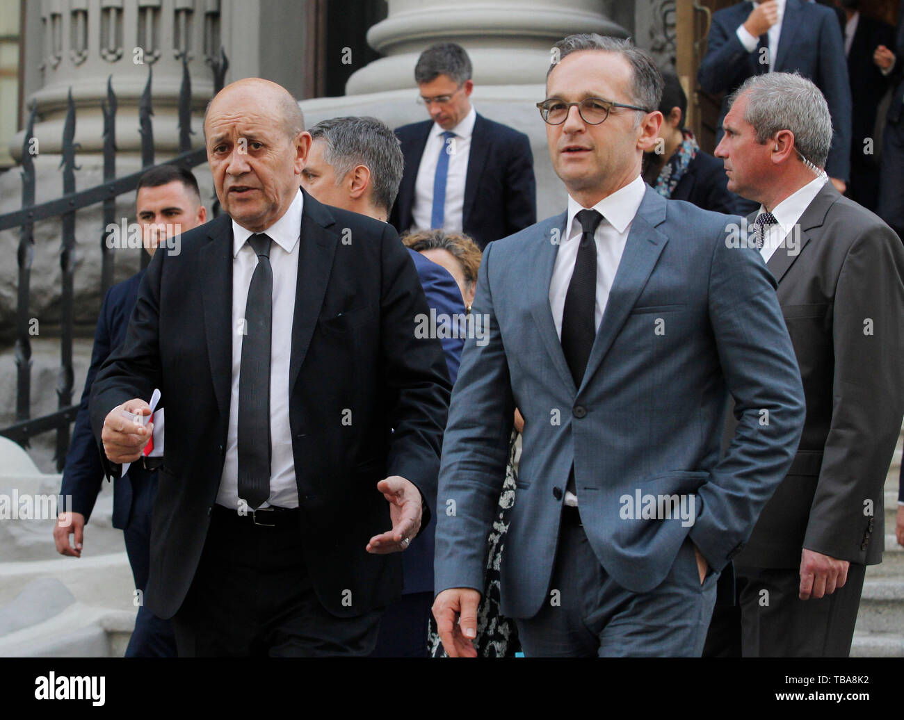Il Ministro degli esteri francese Jean-Yves Le Drian (L) e il Ministro degli esteri tedesco Heiko Maas (R) lascia a seguito del loro incontro con il presidente ucraino Zelensky al di fuori dell'ufficio presidenziale a Kiev in Ucraina. La riunione è stata circa la situazione in Ucraina orientale e di esprimere la Germania e la Francia che deve sostenere il Presidente ucraino. Foto Stock