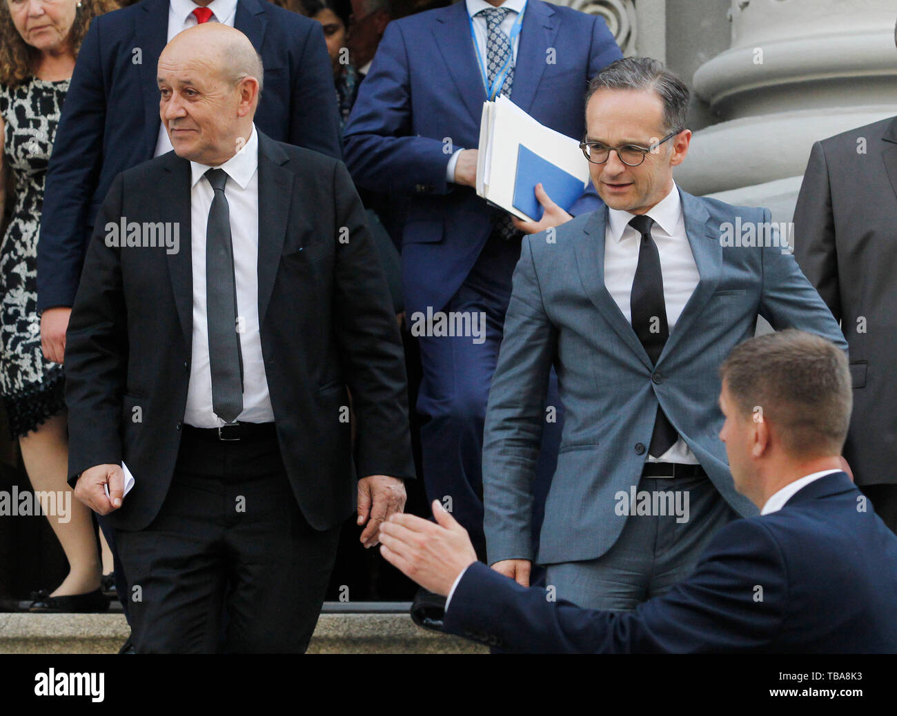 Il Ministro degli esteri francese Jean-Yves Le Drian (L) e il Ministro degli esteri tedesco Heiko Maas (R) lascia a seguito del loro incontro con il presidente ucraino Zelensky al di fuori dell'ufficio presidenziale a Kiev in Ucraina. La riunione è stata circa la situazione in Ucraina orientale e di esprimere la Germania e la Francia che deve sostenere il Presidente ucraino. Foto Stock