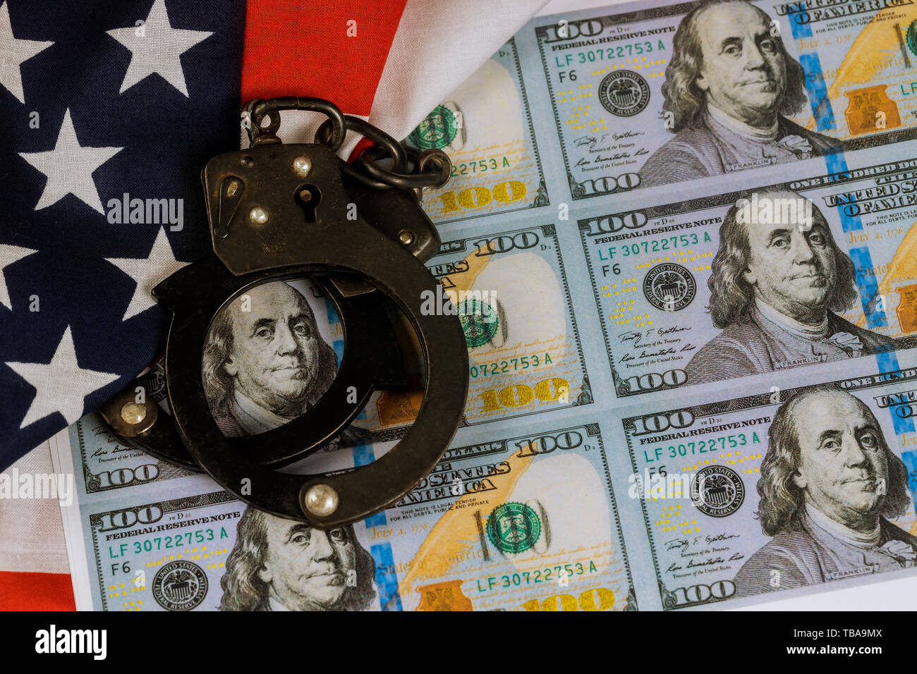 Stampato dollari USA banconote, soldi finti falsificazione e manette di  polizia Foto stock - Alamy