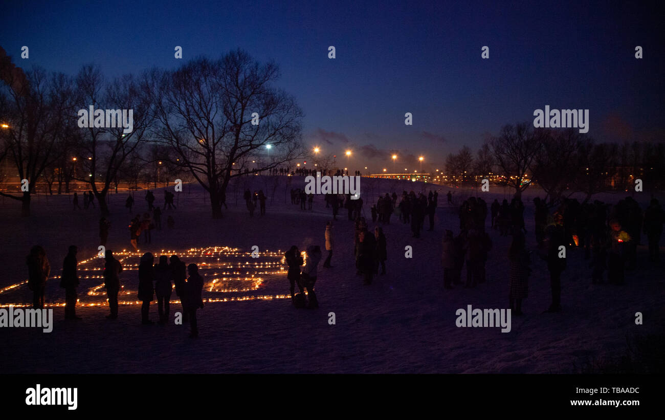 San Pietroburgo, Russia - 23 Marzo 2013: Celebrazione della Terra ora nel parco Aviatori. Foto Stock