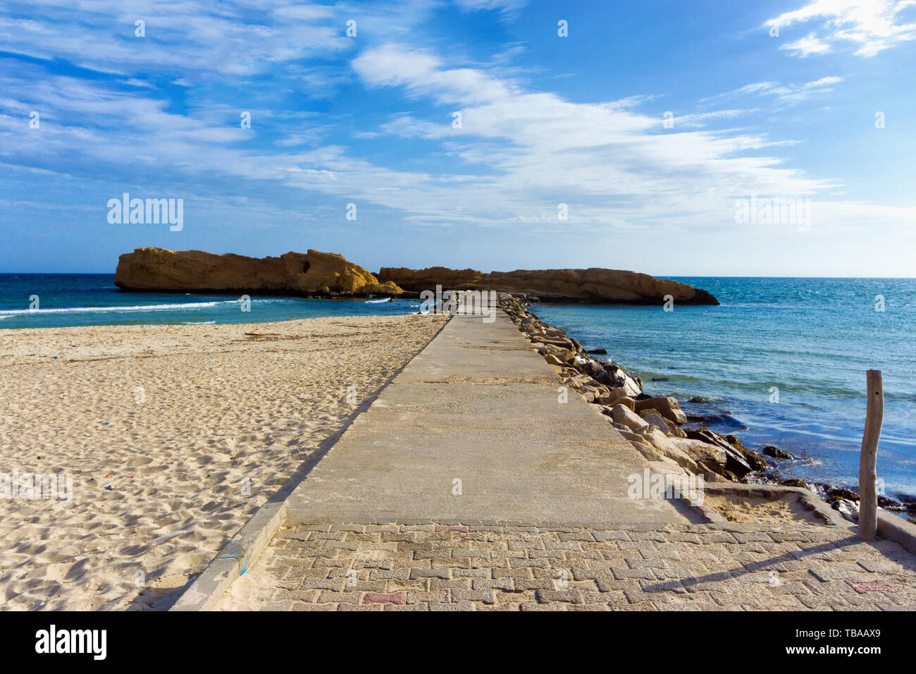 Paesaggio di Al Qurayyah spiaggia con lo sfondo del mare Mediterranea a Monastir, Tunisia Foto Stock