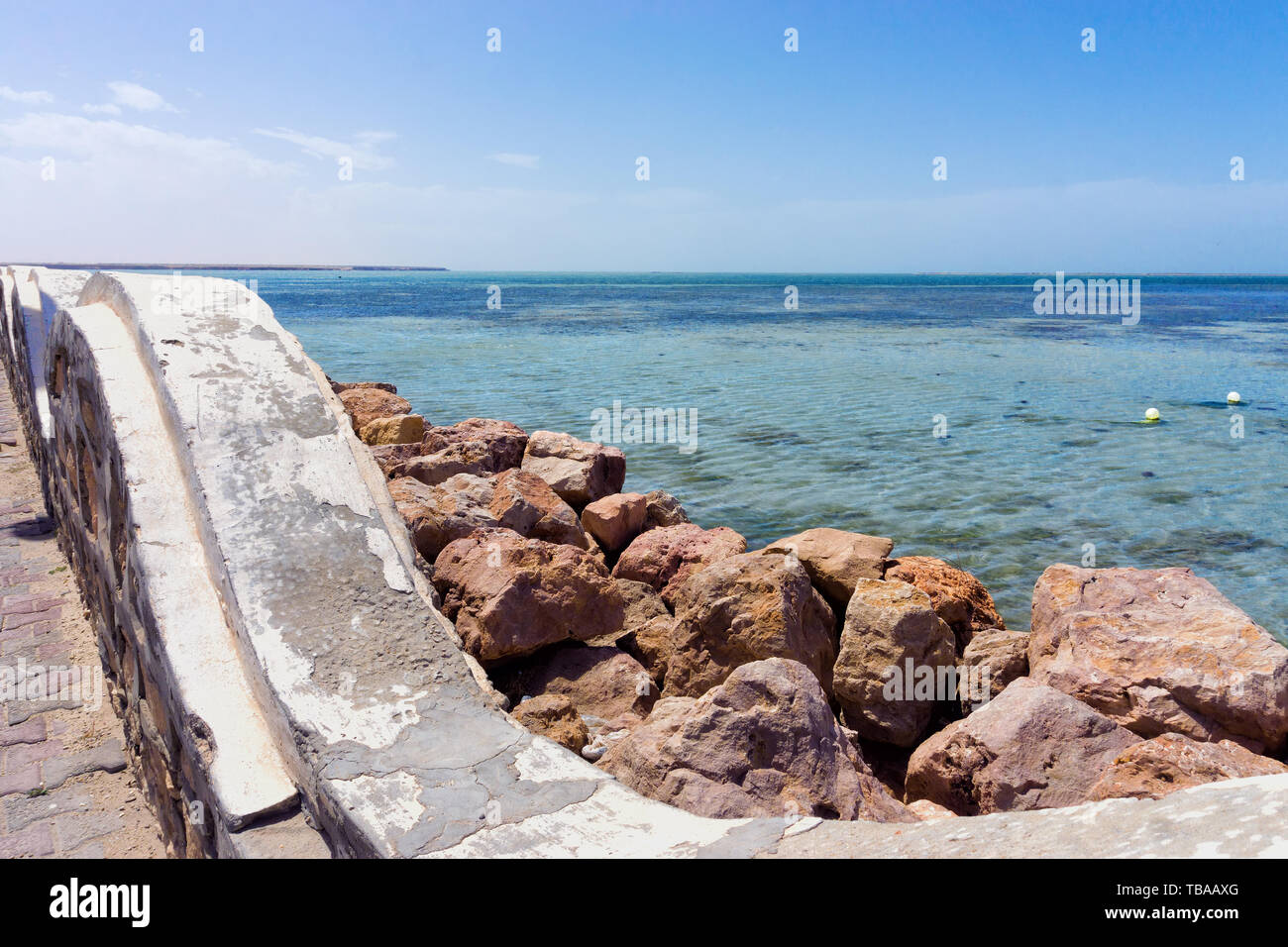Waterfront vista del mare mediterranea sulla costa di Djerba in Tunisia Foto Stock