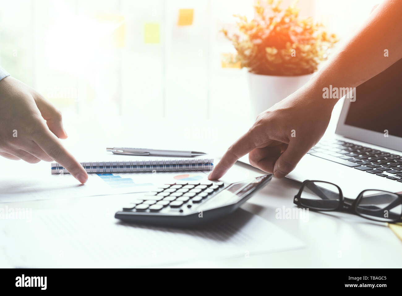 Gruppo di dipendenti co-operano su un bilancio. Concetto di finanze in ufficio. Foto Stock