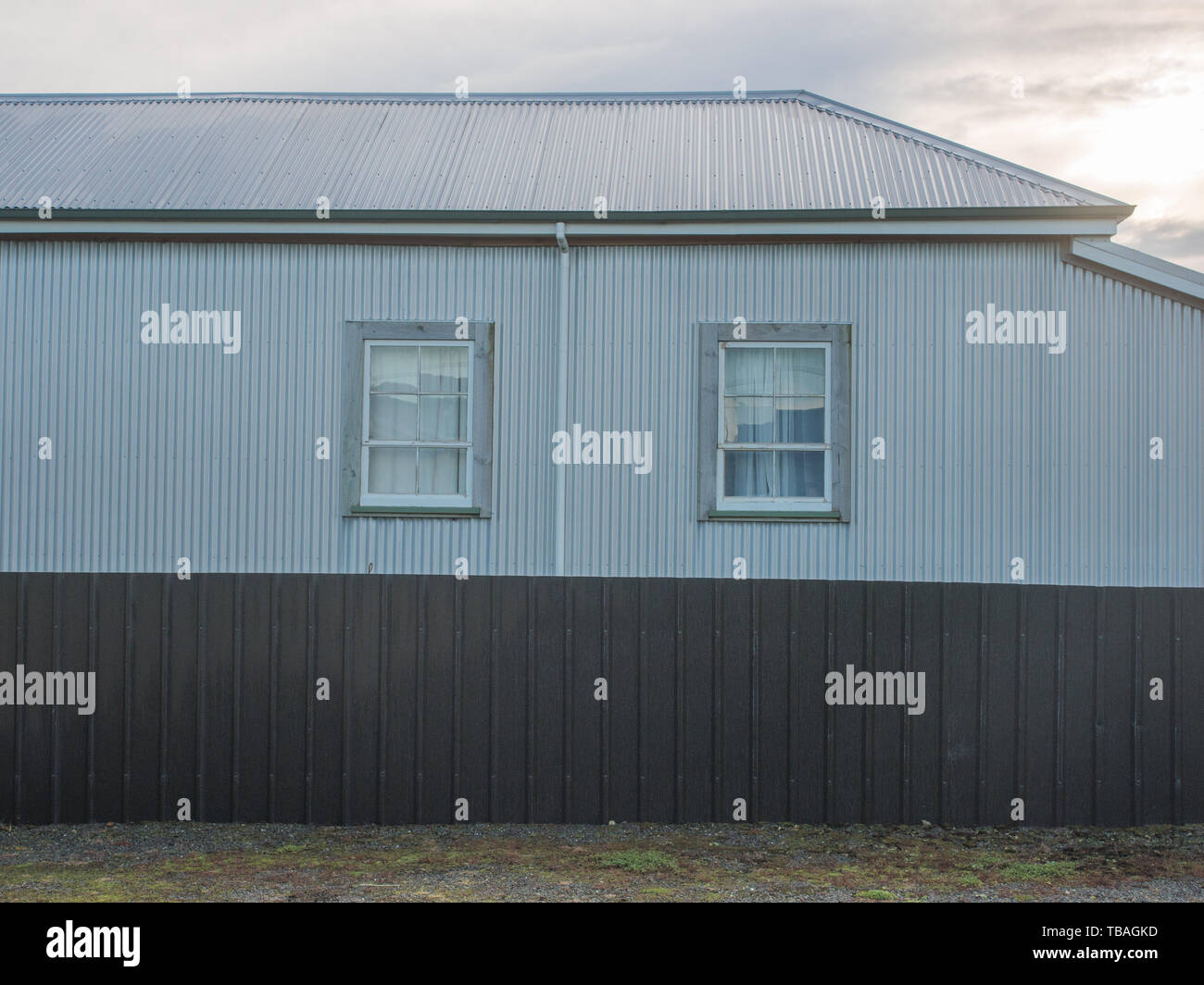 Ondulato edificio di ferro e acciaio nero recinzione, Riverton Aparima, Southland, Nw Zelanda Foto Stock