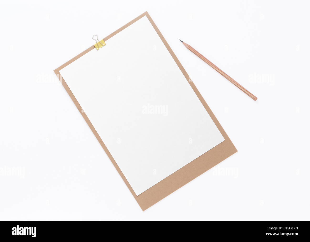 Carta e matita su un tavolo bianco Foto Stock