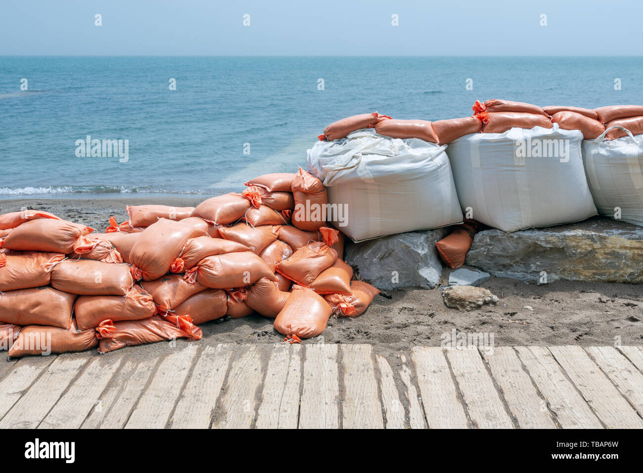Plastica della protezione dalle inondazioni dei sacchi di sabbia impilati in una parete temporanea Foto Stock