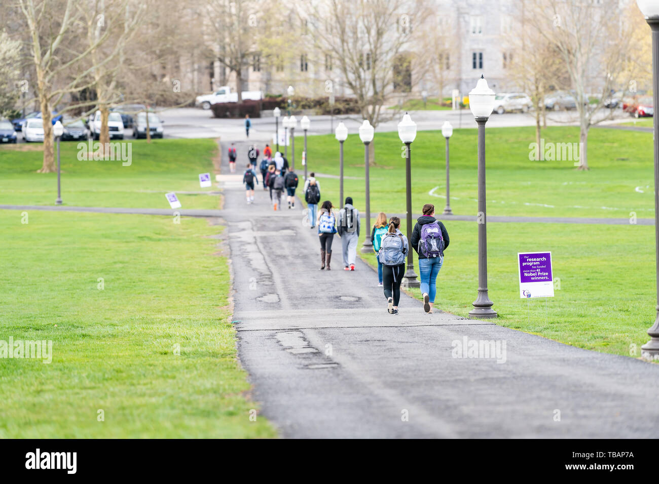 Blacksburg, Stati Uniti d'America - 18 Aprile 2018: Virginia Polytechnic Institute and State University College campus con molte persone che camminano su erba verde dril Foto Stock