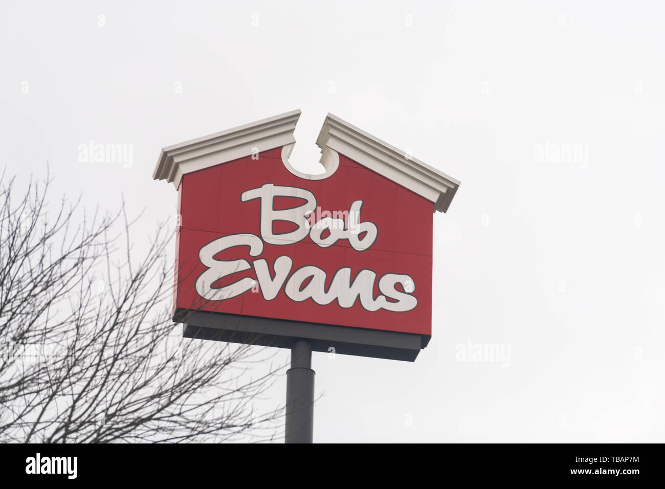 Wytheville, Stati Uniti d'America - 19 Aprile 2018: strada durante il giorno in città con ingrandimento di Bob Evans segno rosso isolato contro sky Foto Stock