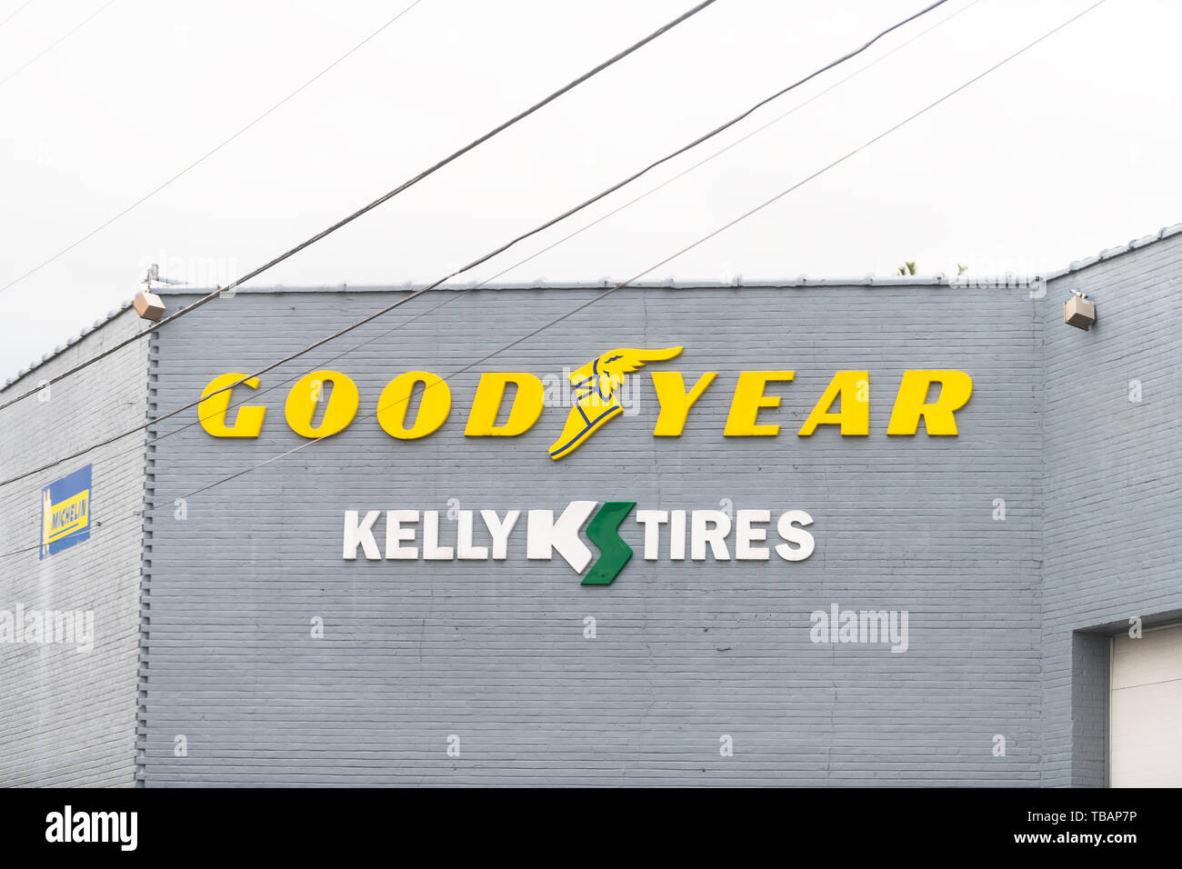 Wytheville, Stati Uniti d'America - 19 Aprile 2018: strada durante il giorno in città con vista dettagliata del segno per Goodyear kelly pneumatici Foto Stock